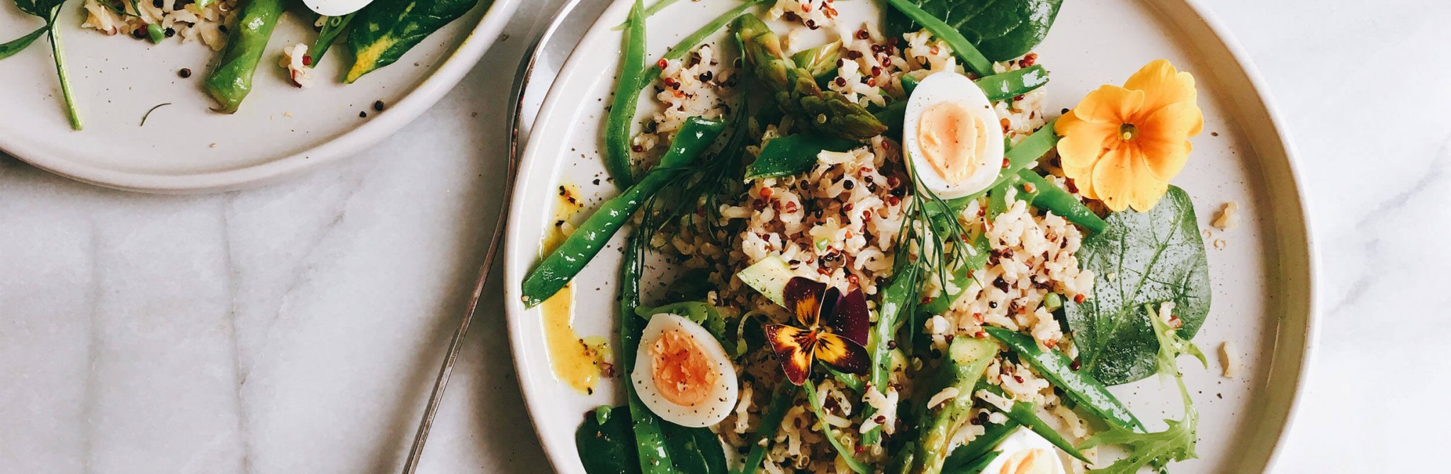 Vollkorn-Basmati-Salat mit grünem Spargel, Zuckerschoten, Spinat ...